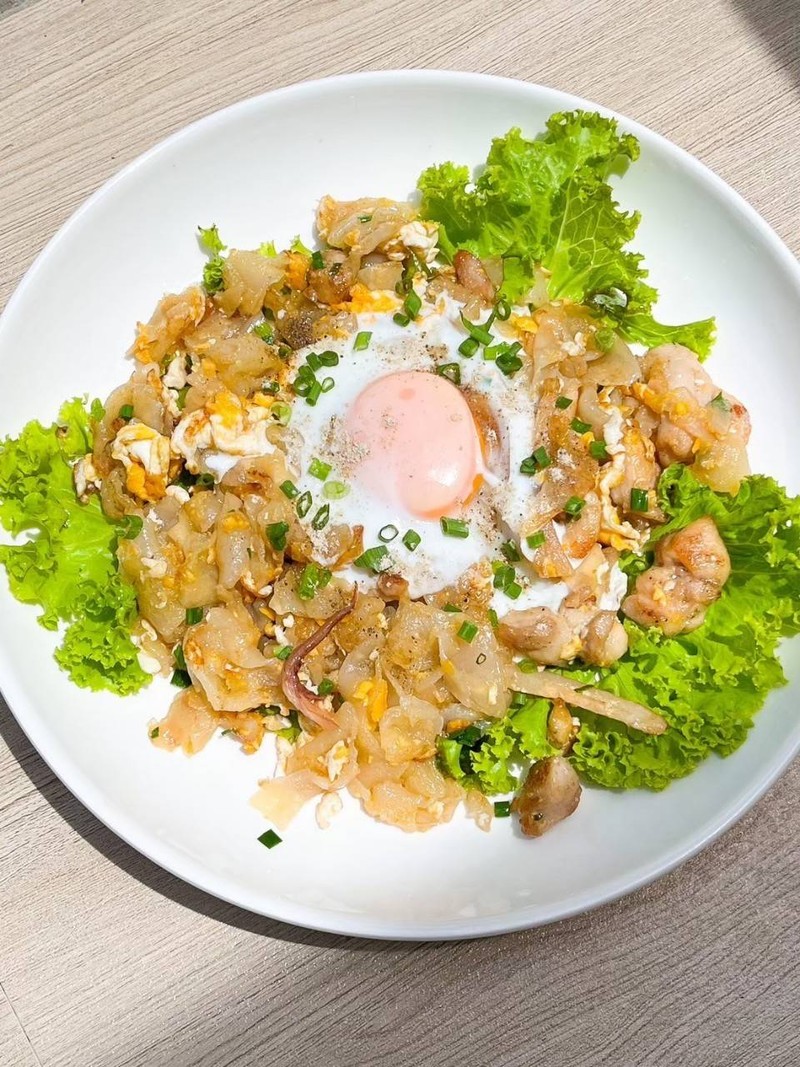 เมนูก๋วยเตี๋ยวคั่วไก่ไข่เยิ้ม หอมกระทะมากๆรสชาติกำลังดี อร่อยมากๆค่ะ