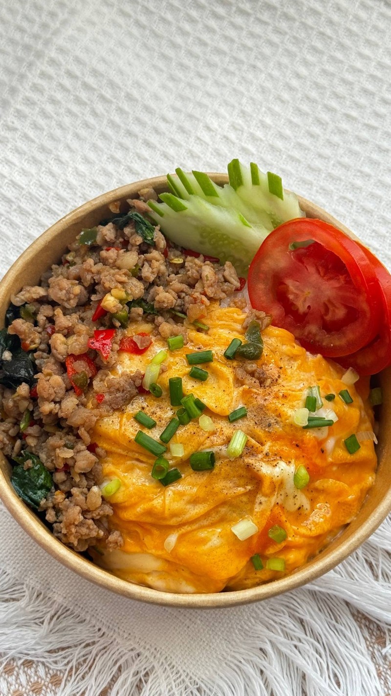 ข้าวไข่ข้นกระเพราหมูสับ