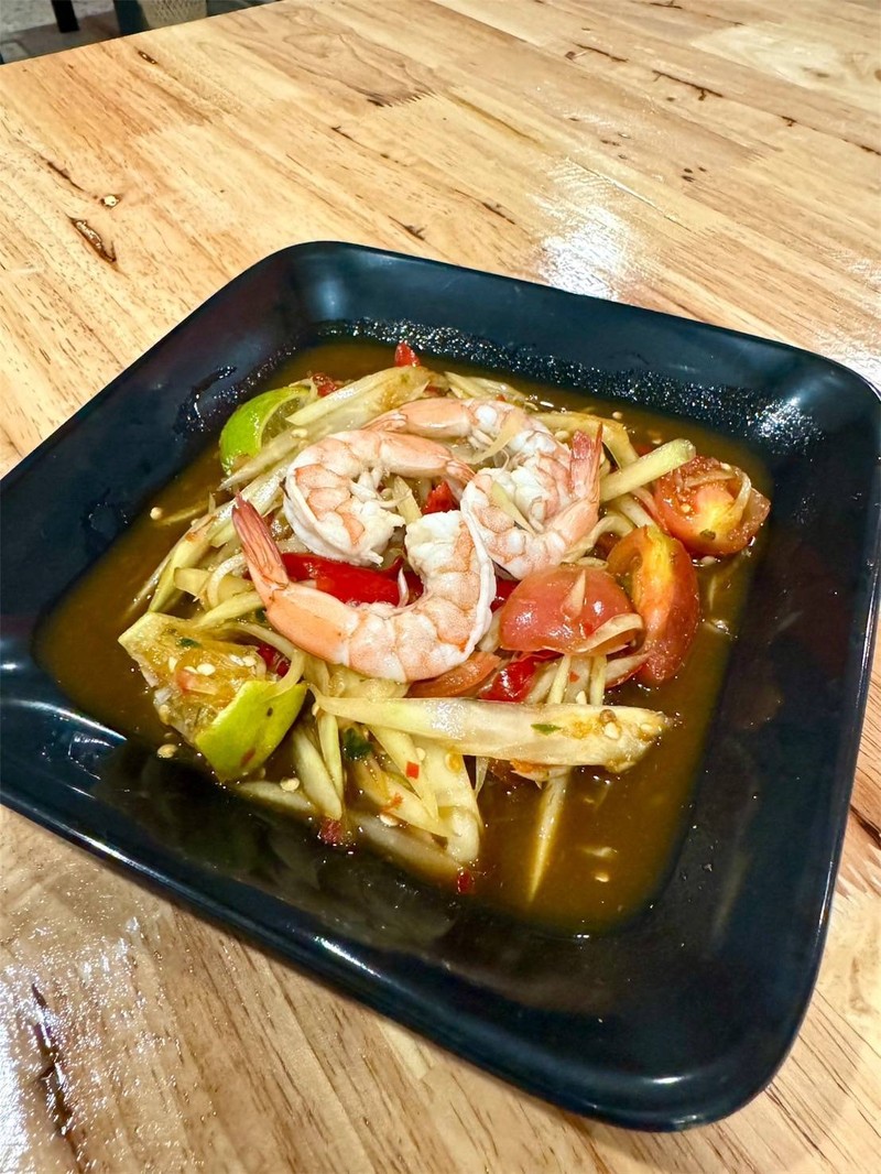 ส้มตำใส่กุ้งลวกรสชาติจัดจ้าน