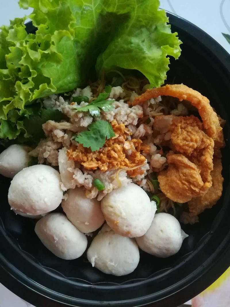 หมี่คลุกลูกชิ้นหมู