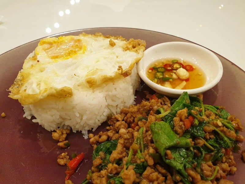 กระเพราหอมๆแห้งกำลังดีมาพร้อมไข่ดาวกรอบๆข้าวร้อนๆ