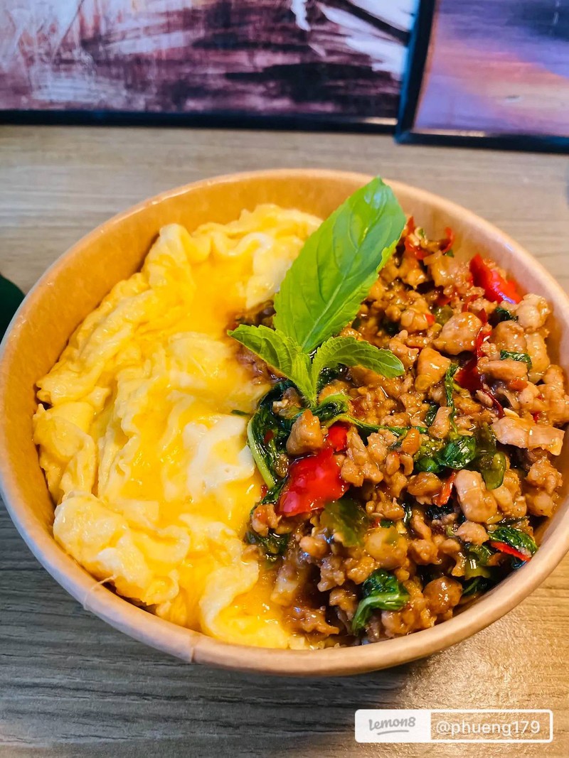 ข้าวกระเพราไข่ข้นหมูสับ 