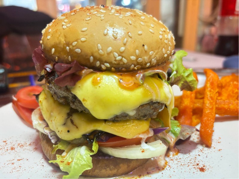 เบอร์เกอร์เนื้อ ชุ่มฉ่ำ ซอสเบอร์เกอร์คือดีย์ มีทั้งแบบ Single and Double เราสั่ง