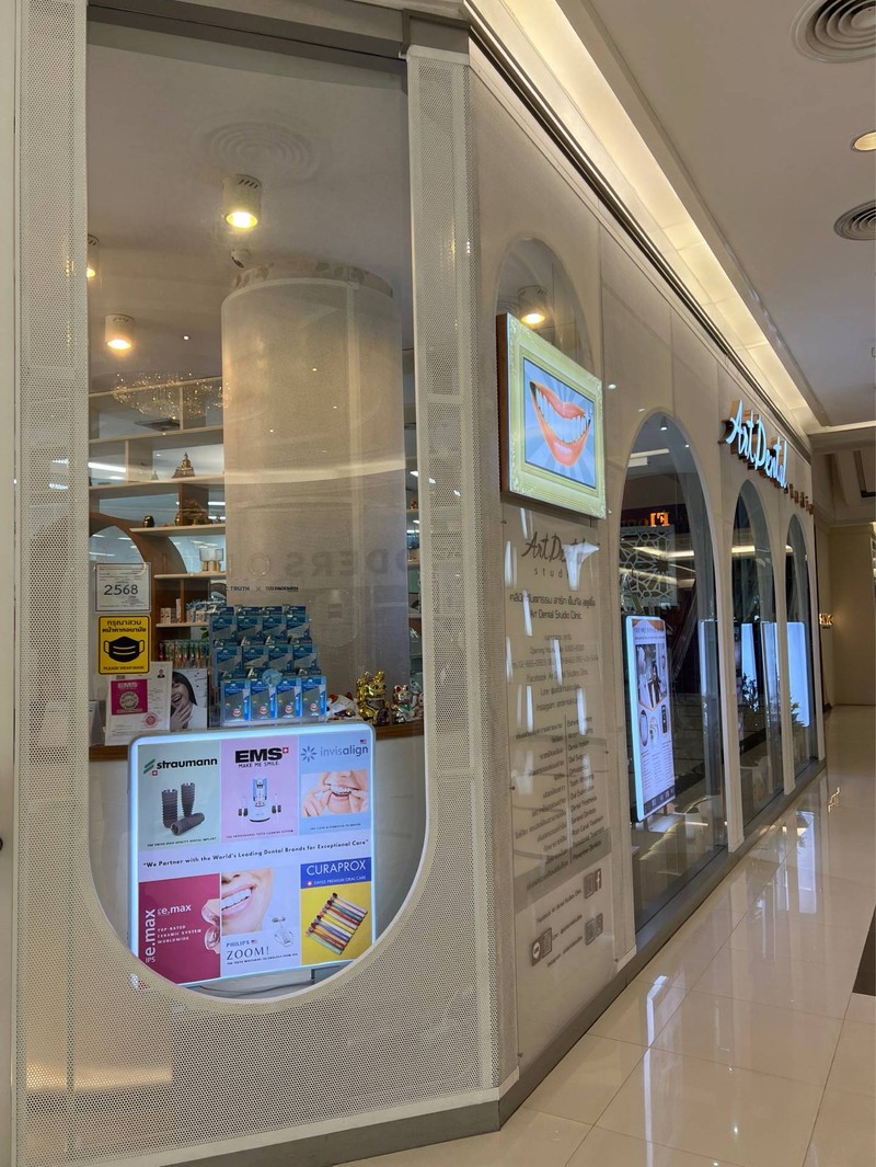 คลินิกทันตกรรม ตั้งอยู่ถนนวิทยุ เดินทางสะดวก มีที่จอดรถติดบีทีเอส สะอาดมาก คุณหม