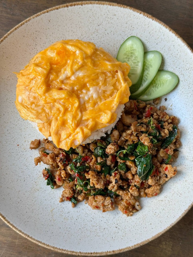 กะเพราหมูสับไข่ข้น