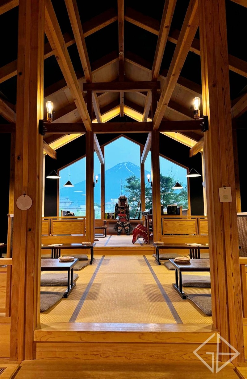 ในร้านจ๊ะ