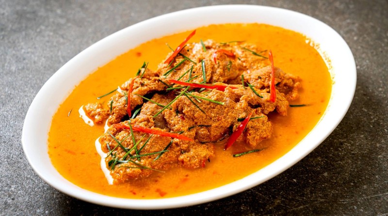 พริกเครื่องแกงแพนง+อกไก่+พริกซอย+ใบมะกูดซอย+ น้ำกระทิสด