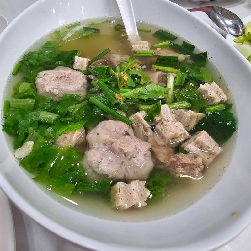 เกาเหลารวมซี่โครง หมูยอ หมูสับ