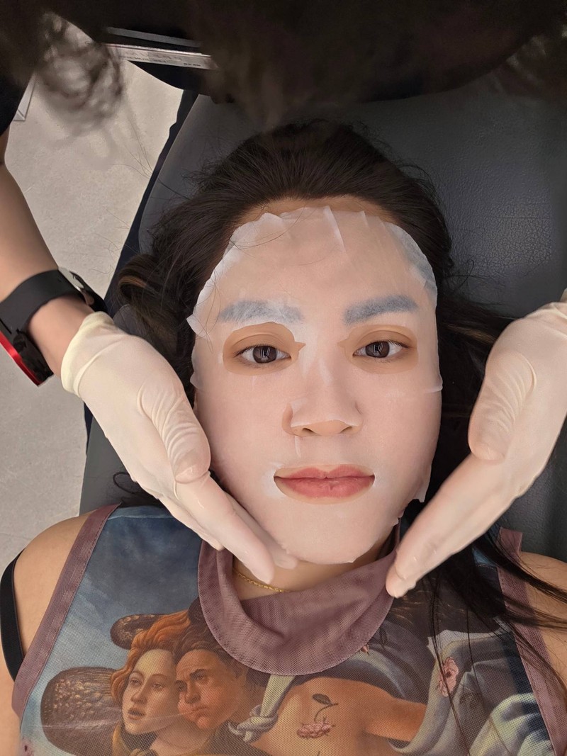 แถมมาสก์ไฮยาลูรอนเพิ่มความฉ่ำให้หลังทำ