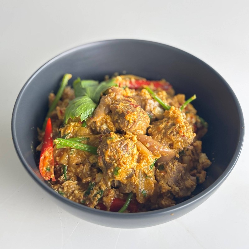 ข้าวหน้าหมูตุ๋นผัดผงกะหรี่