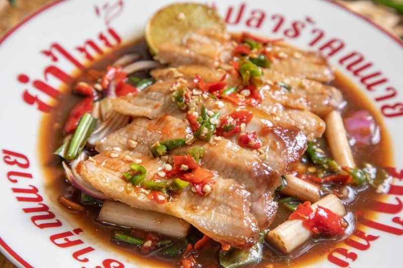 ยำคอหมูคลุกฝุ่น #ปลาร้าคุณนาย