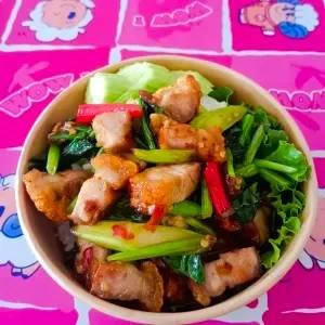 คะน้าหมูกรอบ