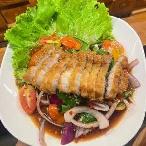 ยำสามชั้นทอด