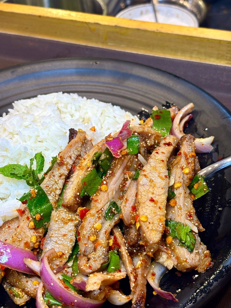 ข้าวยำคอหมูย่าง 