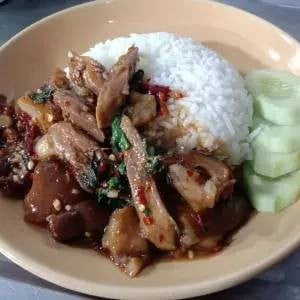 ข้าวกะเพราขาหมู