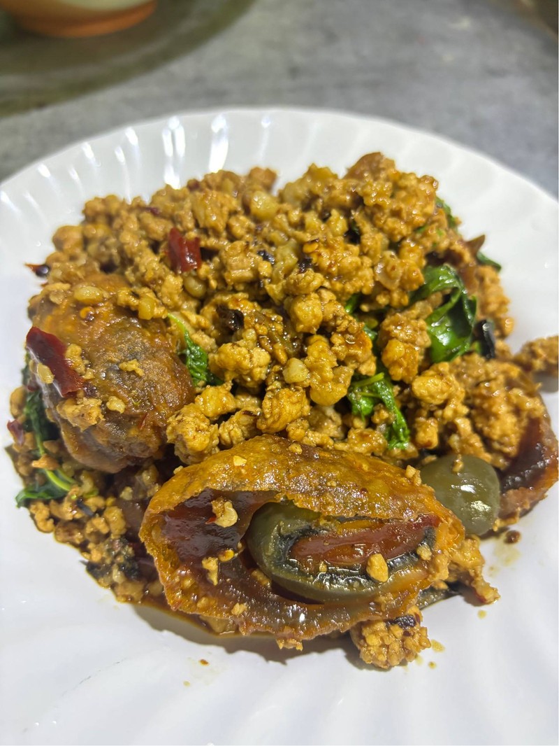 กระเพราหมูสับไข่เยี่ยวม้า