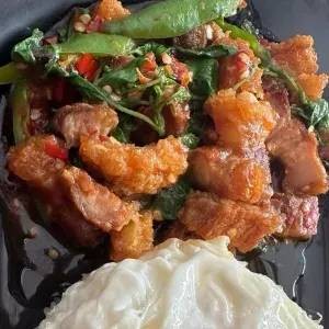 ข้าวกะเพราหมูกรอบ