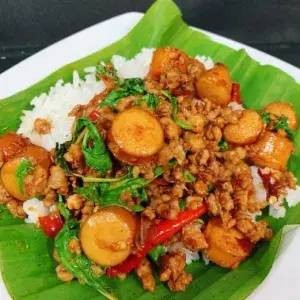 ข้าวกระเพราหมูสับไส้กรอกรมควัน