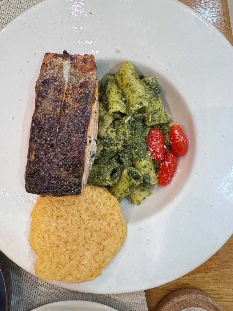 ปลาแซลมอนชิ้นใหญ่มาก รสชาติกลมหล่อม ทานคู่กับชีสกรอบเข้ากันมาก