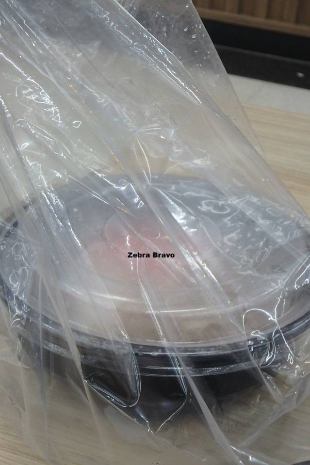 มาในชามพลาสติกทรงกลมสีดำ
