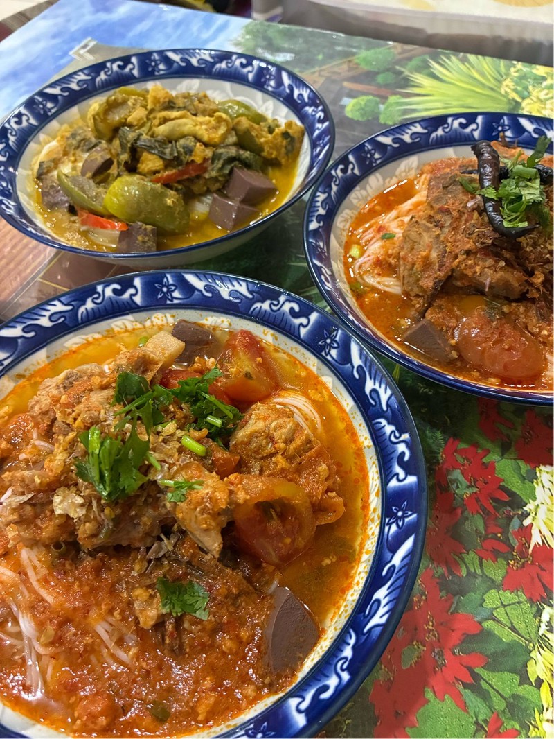 ขนมจีนน้ำเงี้ยว ขนมจีนแกงเขียวหวานไก่