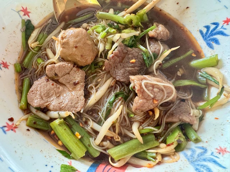 หมี่ขาวน้ำลูกชิ้นเนื้อสด+ตับลวก