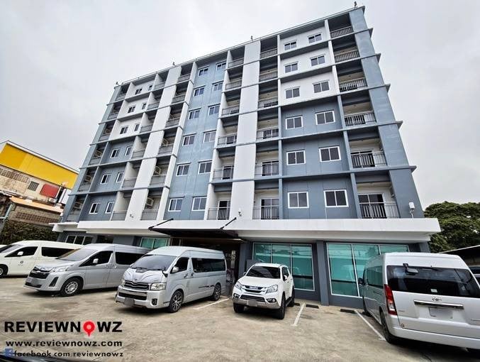 ตึกดูใหม่สะอาดเรียร้อยดี ที่จอดรถหน้าโรงแรมเลย