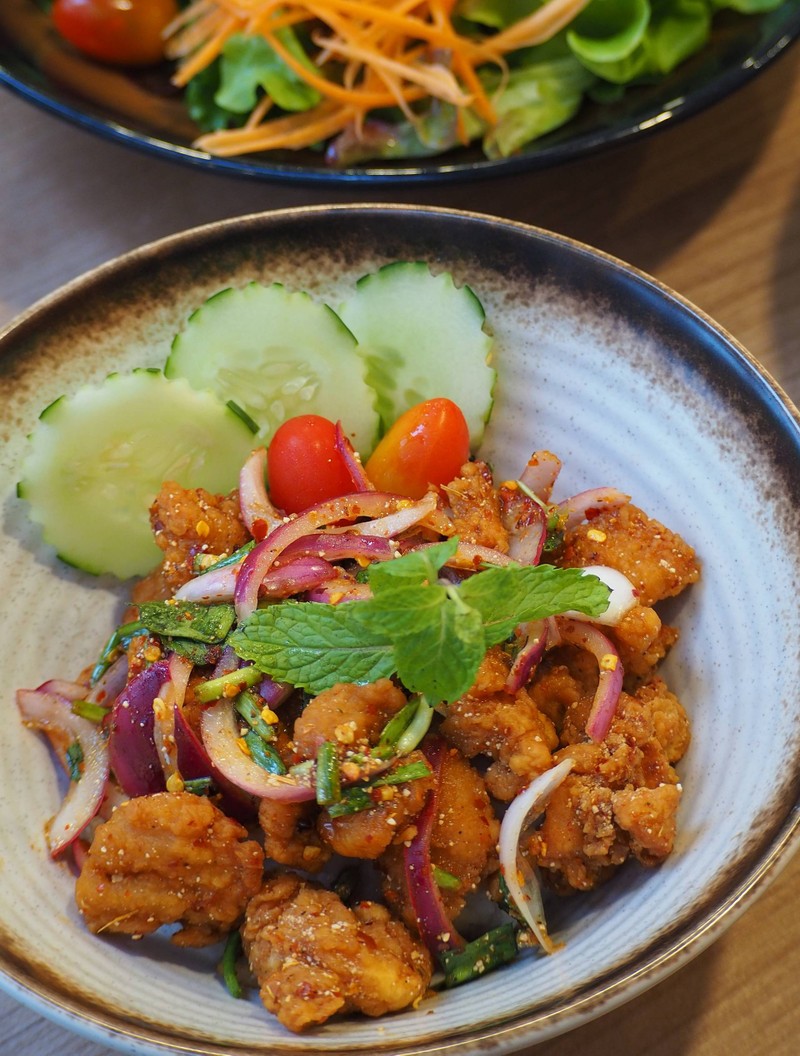 ข้าวยำไก่แซ่บ