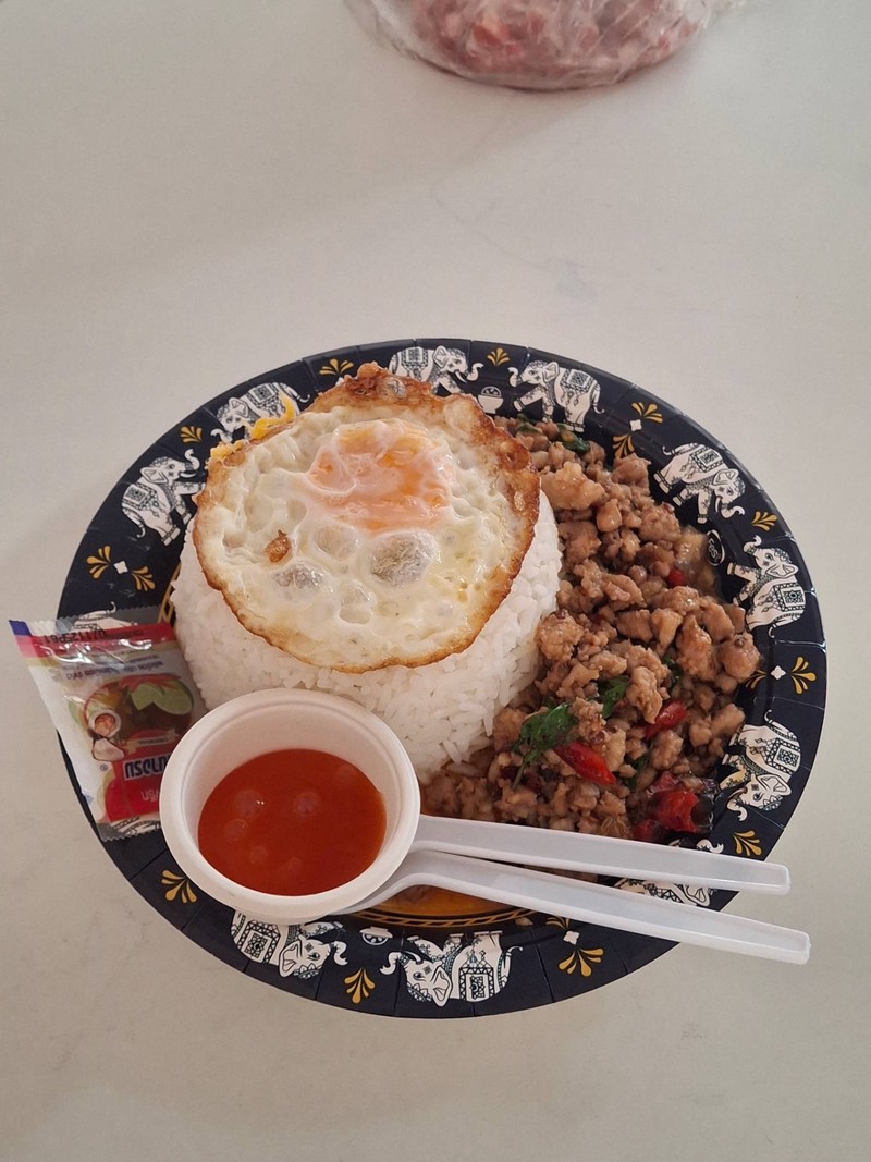 หมูสดใหม่ทุกวัน กับกะเพราหมูสับไข่ดาว