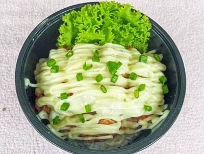 ข้าวไก่ทอดซอสหัวหอม