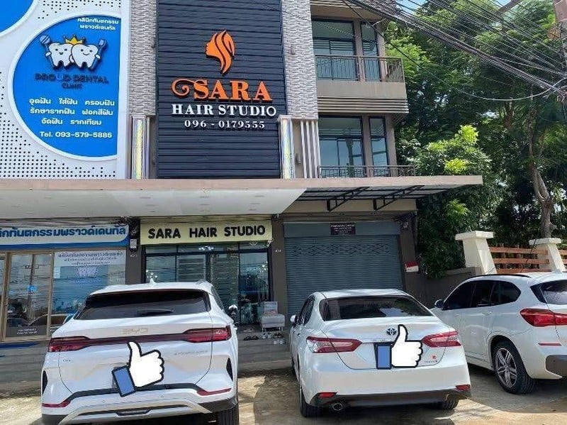 หน้าร้านมีที่จอดรถสะดวกสบาย 