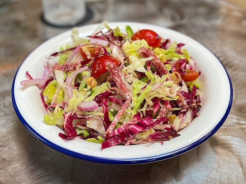 ไอซ์เบอร์ก, radicchio(ขมๆ), ซาลามี่(เค็ม+ไนเตรท), tomatoes, red onion, chickpeas