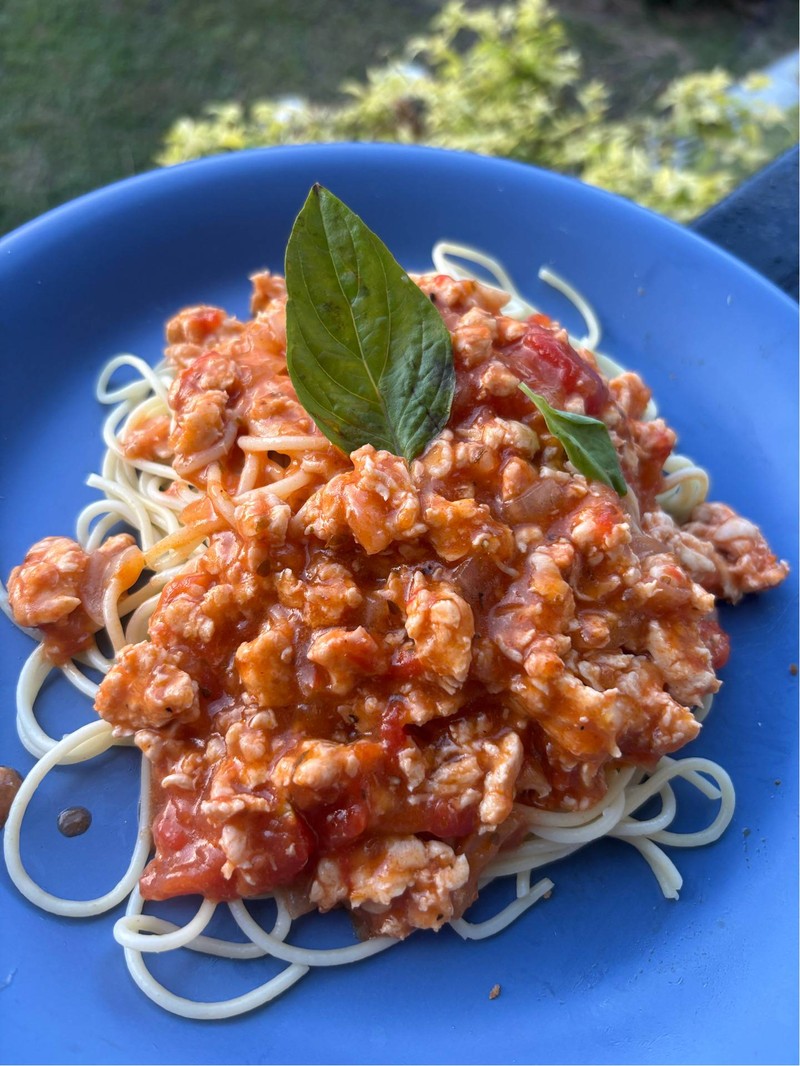 สปาเกตตีซอสมะเขือเทศไก่ Spaghetti with tomato sauce and chicken