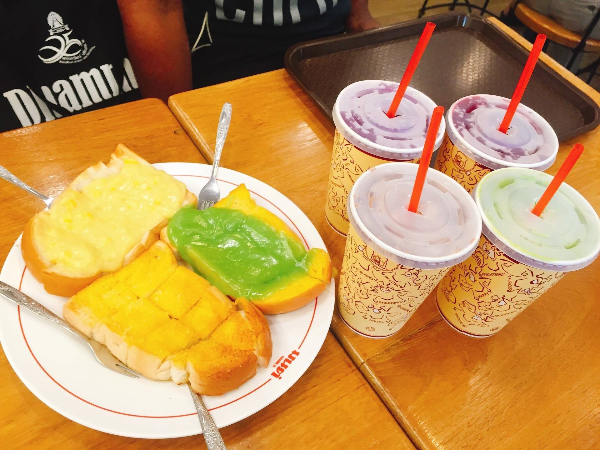 มนต์นมสด ถนนดินสอ (หน้าศาลาว่าการ กทม.) มนต์นมสด ถนนดินสอ (หน้าศาลาว่าการ กทม.)