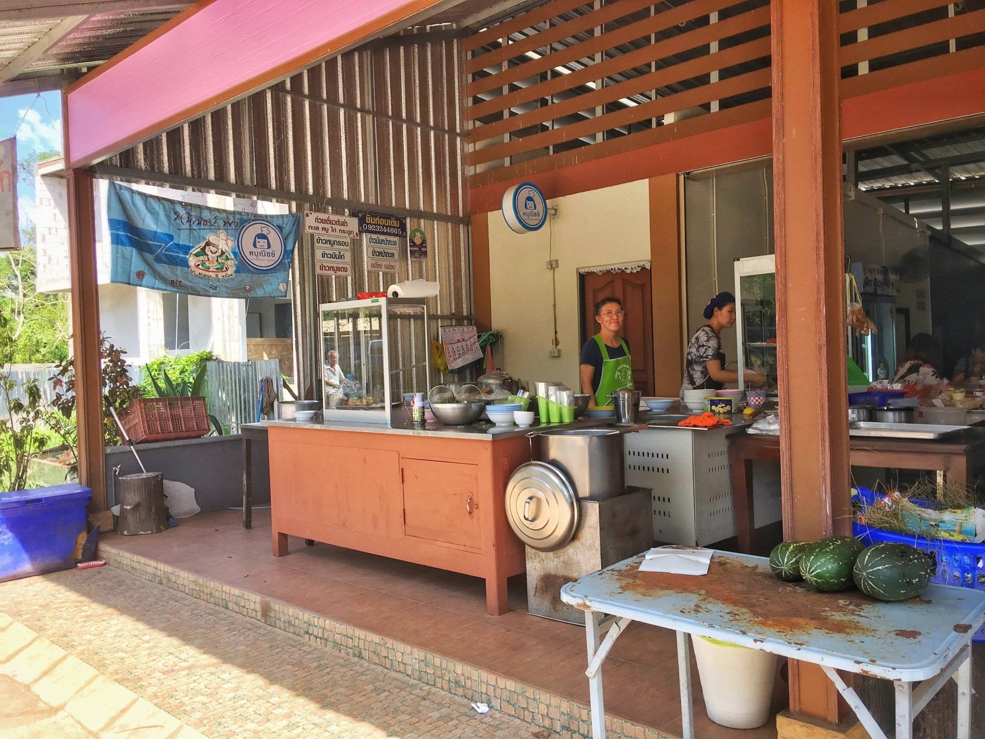 บรรยากาศ ก๋วยเตี๋ยวต้มยำทะเล ริมเขื่อน