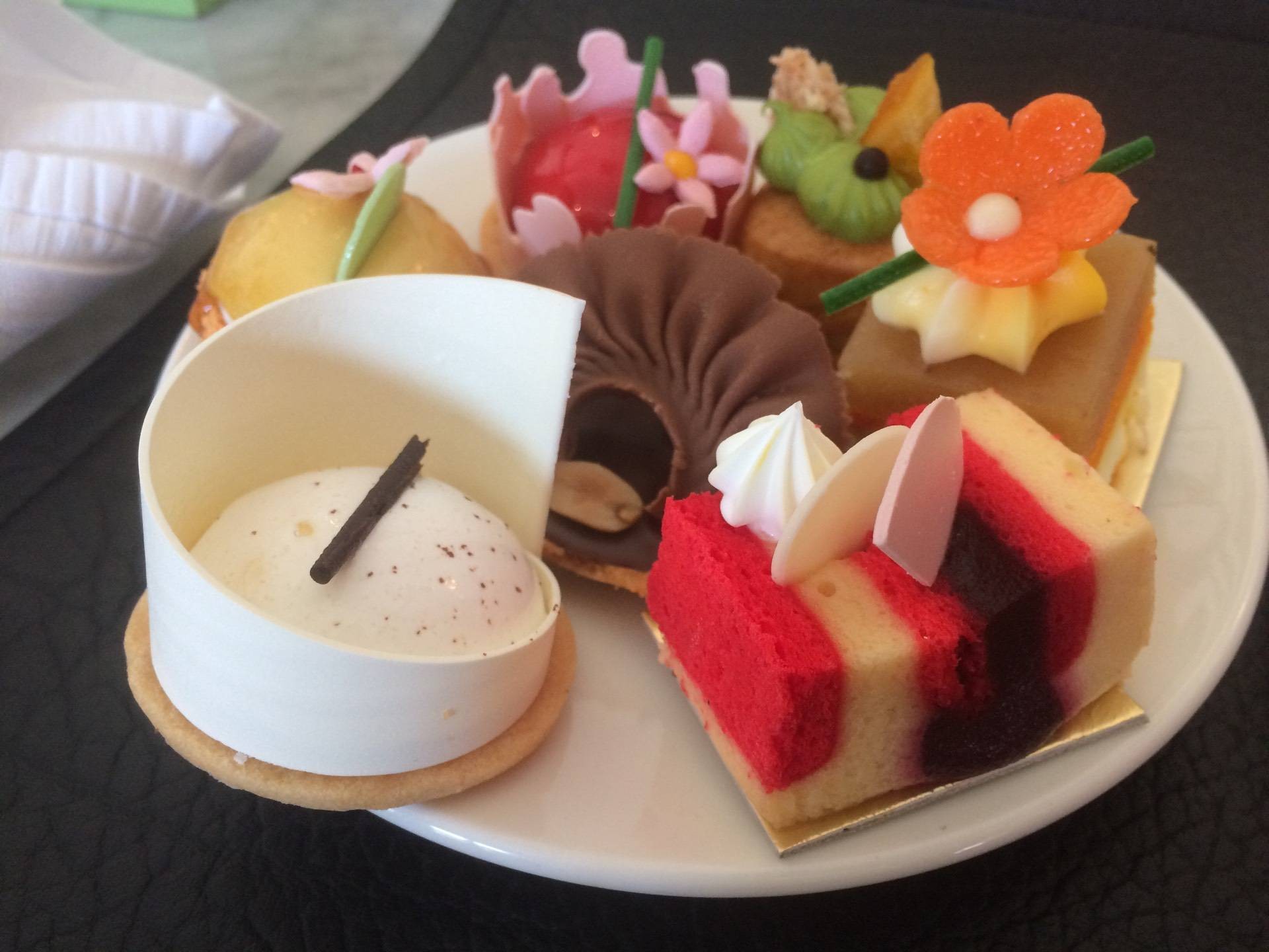 DHARA DHEVI CAKE SHOP ถนนเชียงใหม่-สันกำแพง DHARA DHEVI CAKE SHOP ถนนเชียงใหม่-สันกำแพง