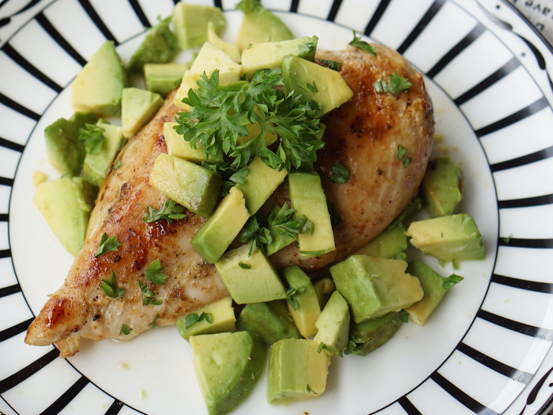 อกไก่ย่างอโวคาโด สูตรคลีน อกไก่ย่างอโวคาโด สูตรคลีน