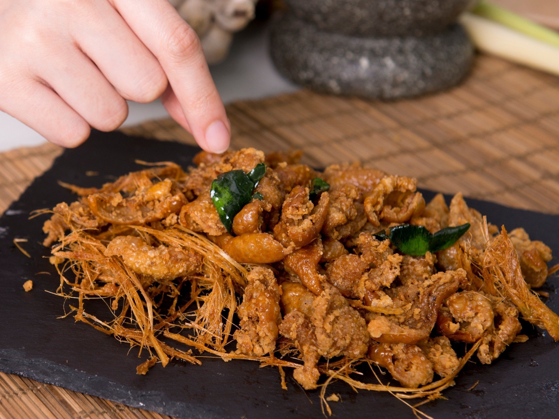 หนังไก่ทอด