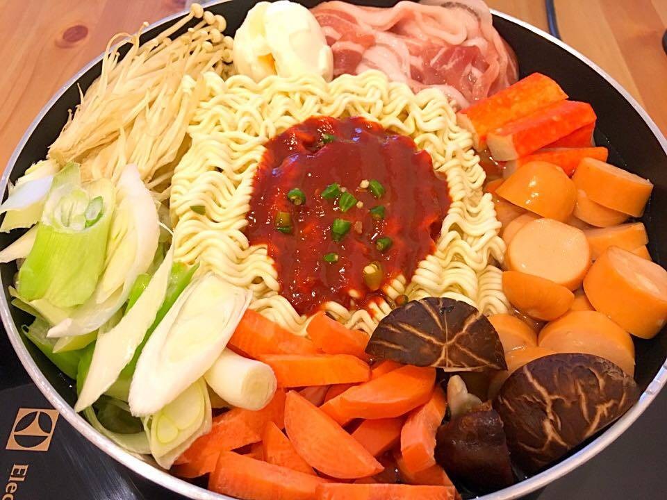 บูเดชิเก ( หม้อไฟเกาหลี ) บูเดชิเก ( หม้อไฟเกาหลี )