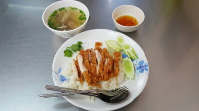 ข้าวมันไก่ เจ๊อ้วน (Jae Auan Steem Rice With Chicken Soup) ข้าวมันไก่ เจ๊อ้วน (Jae Auan Steem Rice With Chicken Soup)